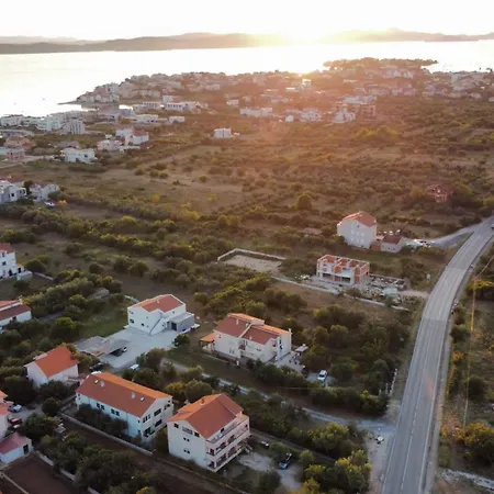 Noa アパート Sukošan